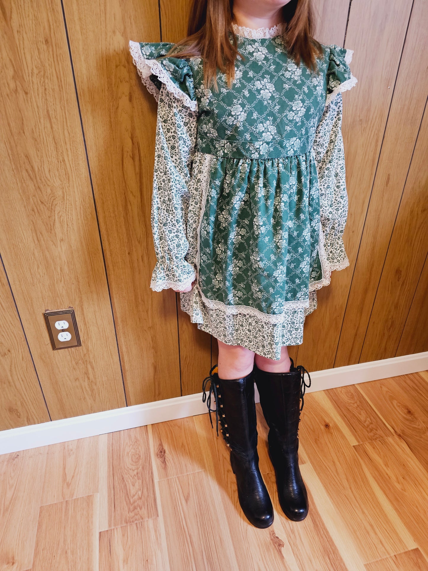 60s Girls Green & White Lace Trimmed Dress (YS)