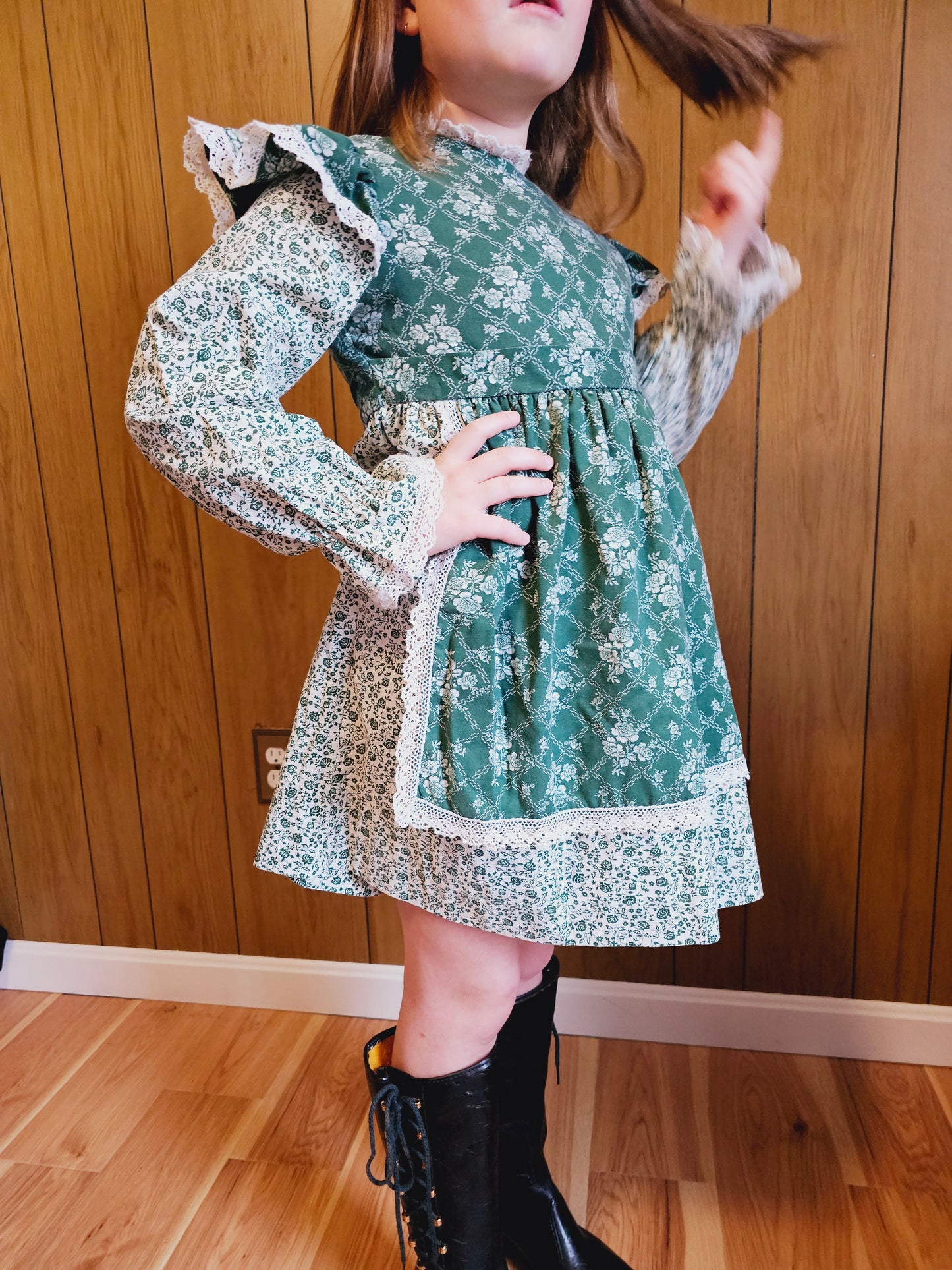 60s Girls Green & White Lace Trimmed Dress (YS)