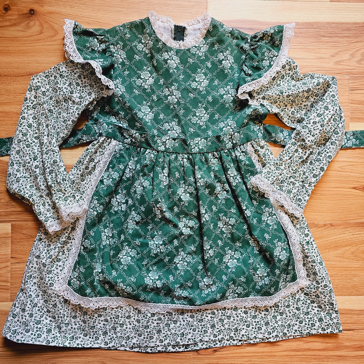 60s Girls Green & White Lace Trimmed Dress (YS)