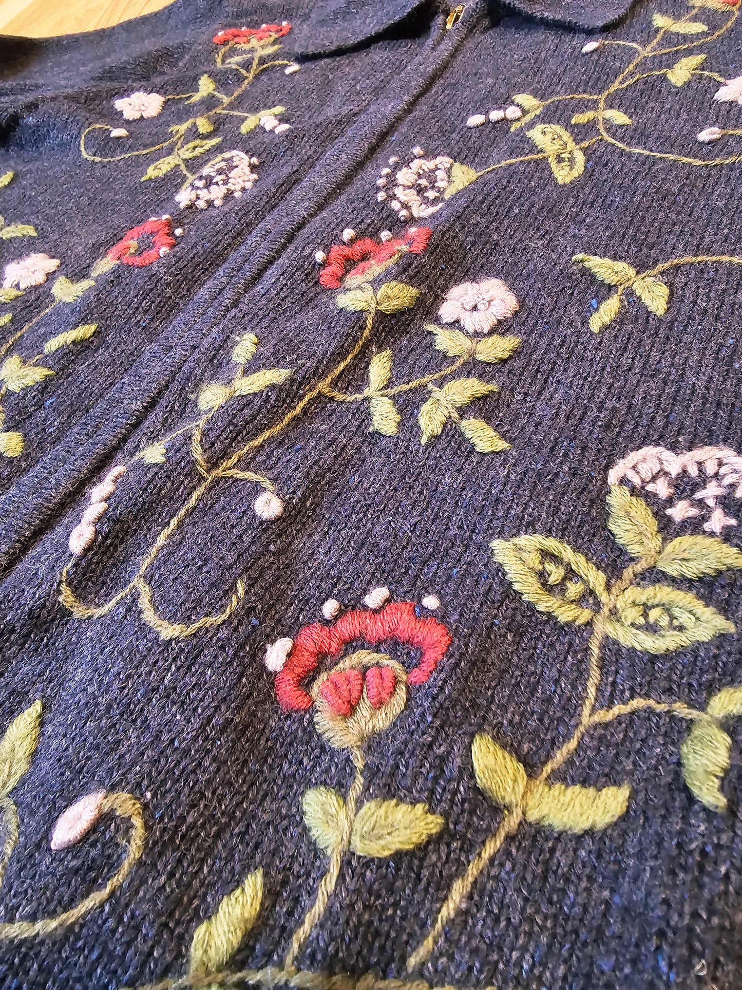 90s Embroidered Floral Sweater (S)